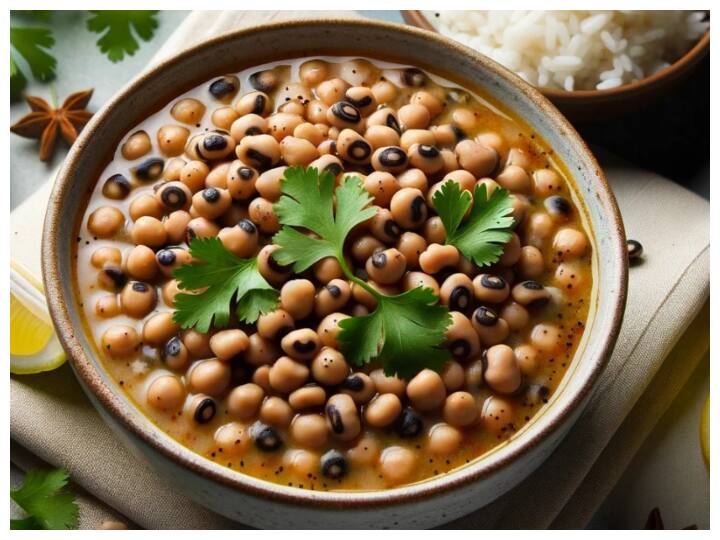 प्रोटीन शरीर के लिए एक बहुत ही आवश्यक पोषक तत्व होता है. यह हमारी मांसपेशियों के निर्माण और रखरखाव के लिए जरूरी होता है. प्रोटीन के अच्छे स्रोतों में अंडा, मांस और दूध आते हैं. लेकिन क्या आप जानते हैं, लोबिया में इन सभी से भी ज्यादा प्रोटीन होता है. लोबिया एक सुपरफूड है जो प्रोटीन का पावरहाउस है. जिसके सेवन से हमारे शरीर को कई तरह के लाभ मिलते हैं.