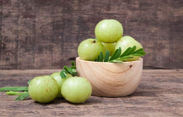 आवळा त्वचेसाठीही फायदेशीर मानला जातो. हे कोलेजन उत्पादनास प्रोत्साहन देऊन सुरकुत्या आणि मुरुमांपासून मुक्त होण्यास मदत करते.