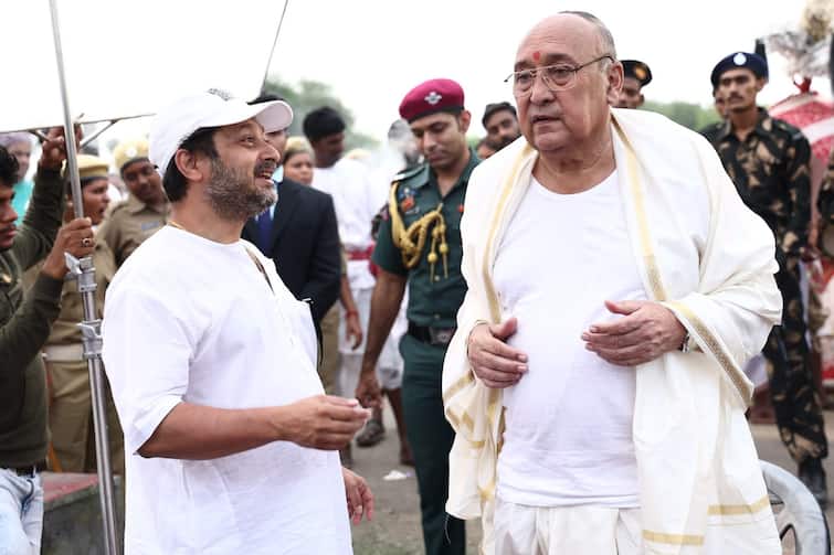 Veteran Bengali Actor Victor Banerjees Birthday Director Shiboprosad Mukherjee wishes him on social media Victor Banerjee Birthday: 'ঘুগনি পাঁউরুটি, উপরে পেঁয়াজ-লঙ্কা ছড়ানো'- জলখাবারে এটাই প্রিয় ভিক্টরের, জানালেন শিবপ্রসাদ