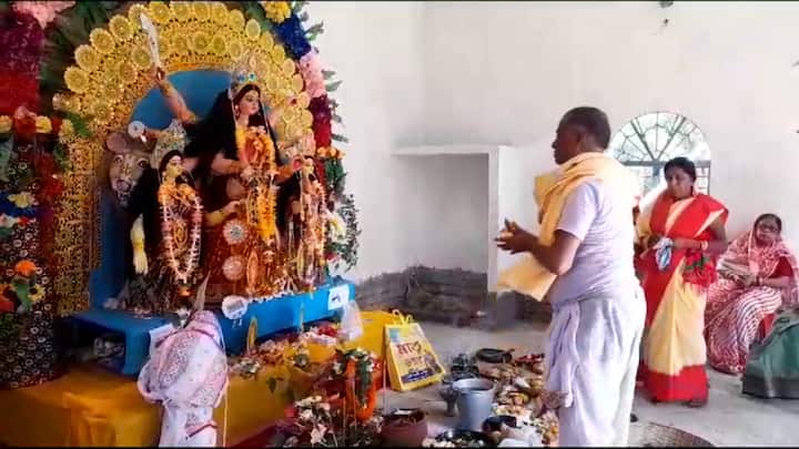 ১৯৭৮ সাল থেকে একদিনের দুর্গাপুজো হয়ে আসছে হীরাপুরের ধেনুয়া গ্রামে।