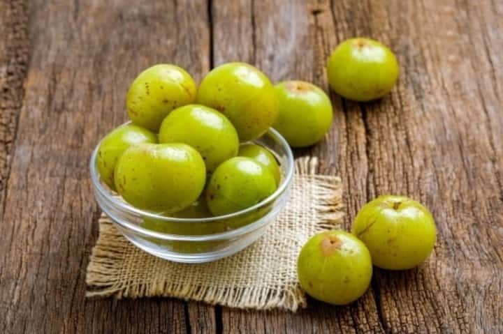 आवळा केसांसाठी खूप फायदेशीर आहे. यामुळे केसांची वाढ होते. त्यामुळे केस मजबूत होतात आणि कोंडा कमी होतो.