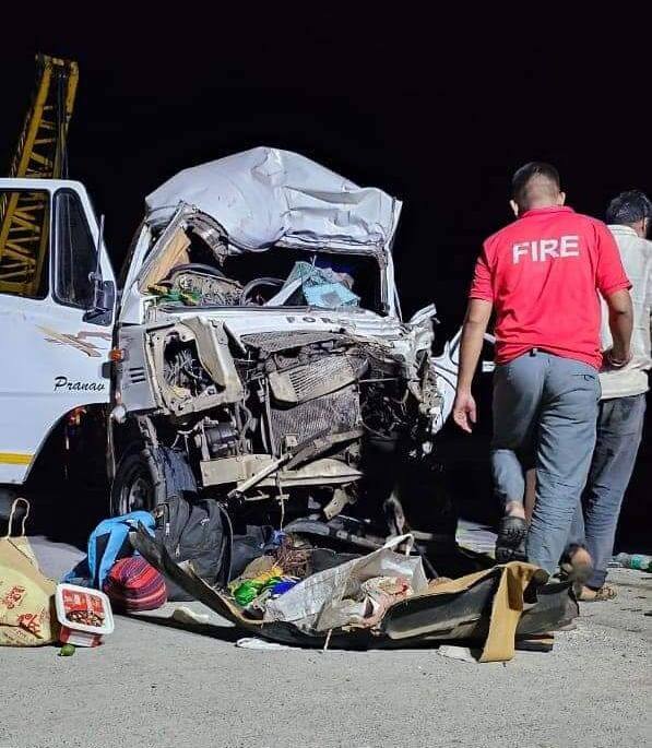 ट्रॅव्हल्स बसमधील प्रवासी बुलढाणा जिल्ह्यातील सैलानी बाबा येथील दर्ग्याचे दर्शन घेऊन परत जात असतांना त्यांच्या वाहनाचा अपघात झाला आहे.