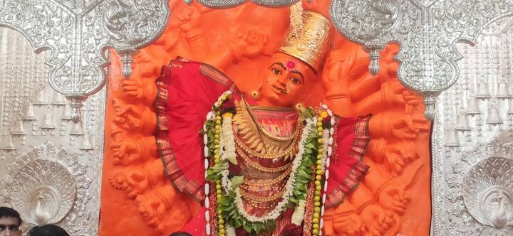 'सप्तशृंगीचा उदो उदो, आई राजा उदो उदो' अशा जयघोषात सप्तशृंगी देवी मंदिरात शारदीय नवरात्रोत्सवाला उत्साहात सुरुवात झाली.