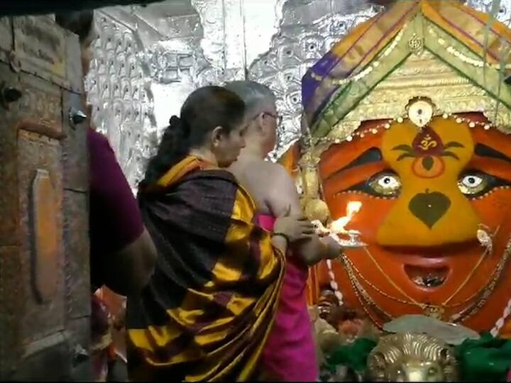 सकाळी 11.30 वाजता देवीची घटस्थापना पार पडली आहे. त्यानंतर मोठ्या संख्येने भाविकांची दर्शनासाठी उपस्थिती पाहायला मिळत आहे.