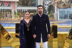 Alia Bhatt: ਆਲੀਆ ਭੱਟ ਤੇ ਰਣਬੀਰ ਕਪੂਰ ਨੇ ਖਿੱਚਿਆ ਧਿਆਨ, ਬਲੂ ਸੂਟ ਪਹਿਨੇ, ਮੱਥੇ 'ਤੇ ਲਾਲ ਬਿੰਦੀ ਲਗਾਏ ਪਤੀ ਨਾਲ ਦਿੱਤੇ ਪੋਜ਼