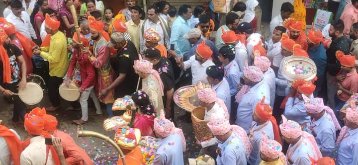 तसेच सप्तशृंगी देवी मंदिरात विधिवत पूजा करून घटस्थापना देखील करण्यात आली. यावेळी हजारो भाविकांची मांदियाळी पाहायला मिळाली.