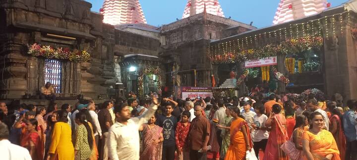 भाविकांच्या सोयीसाठी दर्शन मंडप म्हणून यंदा प्रथमच शेतकरी संघाची इमारत वापरण्यात आली.