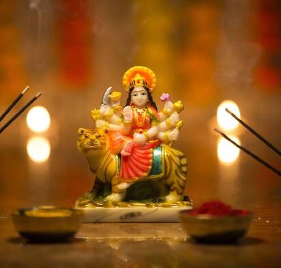 Shardiya Navratri: નવરાત્રીના પહેલા દિવસે માતા શૈલપુત્રીની પૂજા કરવામાં આવે છે. આ દિવસે કરવામાં આવેલ ઉપાયો ખૂબ જ ફાયદાકારક માનવામાં આવે છે. આ ઉપાયો કરવાથી ઘરમાં સુખ-સમૃદ્ધિ આવે છે.