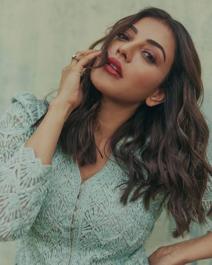 లైట్ గ్రీన్ డ్రెస్కి ఫుల్ కాంట్రెస్ట్గా పెదవులకు ఎరుపు లిప్స్టిక్ వేసుకుని ఫోటోలకు ఫోజులిచ్చింది.