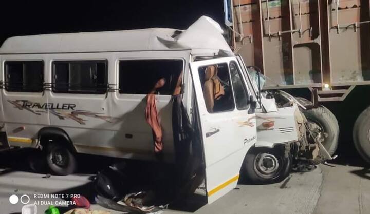 एका ट्रॅव्हल्स बस आणि ट्रकमध्ये हा अपघात झाला आहे. हा अपघात एवढा भीषण होता की, अपघातात बारा जणांचा जागीच मृत्यू झाला आहे.