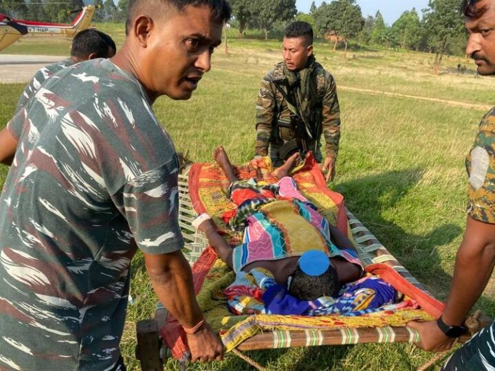 Jharkhand: घायल माओवादी के लिए देवदूत बने सुरक्षाकर्मी, कंधे पर लेकर 5 KM तक चले जवान, छोड़कर भाग गए थे साथी Security personnel carried the injured Maoist on their shoulders and walked for 5 kilometers to save them Jharkhand: घायल माओवादी के लिए देवदूत बने सुरक्षाकर्मी, कंधे पर लेकर 5 KM तक चले जवान, छोड़कर भाग गए थे साथी