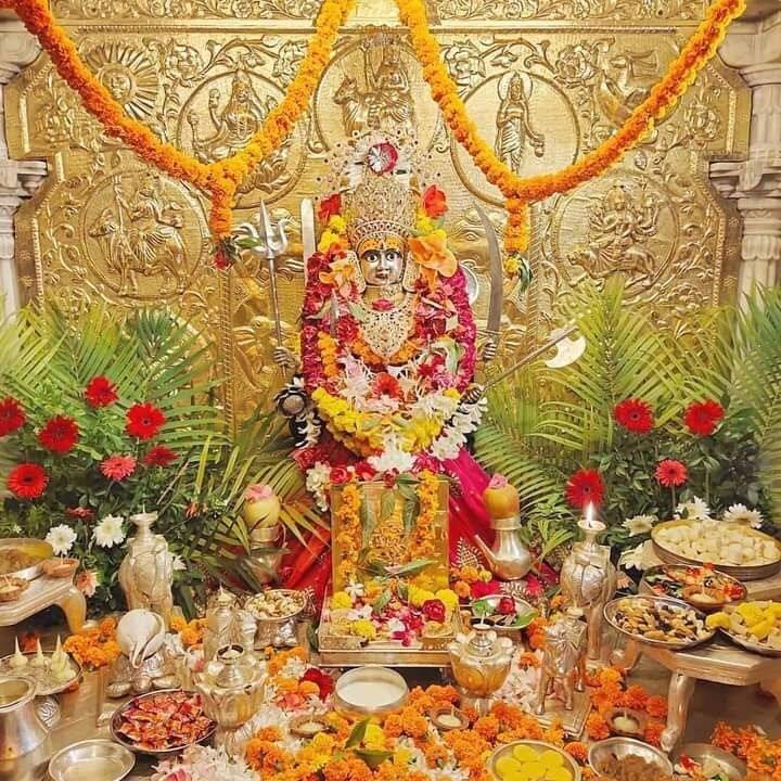 નવરાત્રિ પહેલા શરૂ કરીને નવ દિવસ સુધી સવાર-સાંજ દેવી દુર્ગાની સામે ઘીનો દીવો પ્રગટાવવો જોઈએ. દીવો પ્રગટાવવીને તેમાં 4 લવિંગ મૂકો. આમ કરવાથી દેવી માતા પ્રસન્ન થાય છે અને તમને સુખ અને સમૃદ્ધિનો આશીર્વાદ આપે છે.