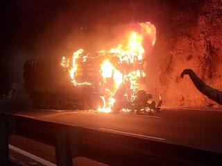 Pune Navale Bridge Accident : नवले पुलावर पुन्हा भीषण अपघात, कंटेनरच्या धडकेनंतर ट्रकने पेट घेतला, चार जणांचा होरपळून मृत्यू