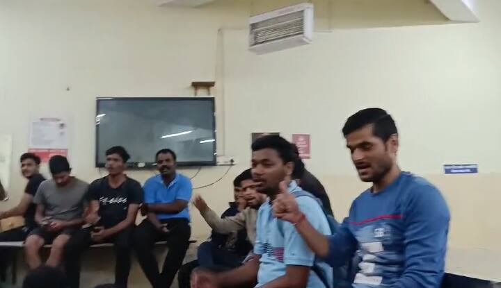 आक्रमक झालेल्या विद्यार्थ्यांकडून निषेध आंदोलन करण्यात आल.