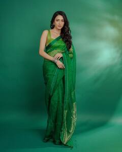 Neha Shetty Latest Photos : పచ్చని చీర కట్టి.. మనసుని మాయ చేస్తున్న నేహా శెట్టి