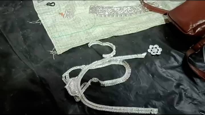ত্রিপুরার রাজধানী আগরতলার এক অন্যতম জনপ্রিয় সর্বজনীন দুর্গাপুজো ছাত্রবন্ধু ক্লাব। দর্শক টানতে প্রতি বছর তারা নানারকম থিম দিয়ে তৈরি করে মণ্ডপ থেকে প্রতিমা।