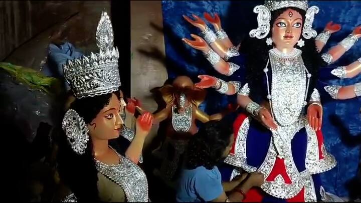 ৫৫ কেজির রুপোর মা দুর্গা । সঙ্গে লক্ষ্মী সরস্বতী কার্তিক গণেশ। এই মাতৃমূর্তি অস্ত্রধারী নয়।   