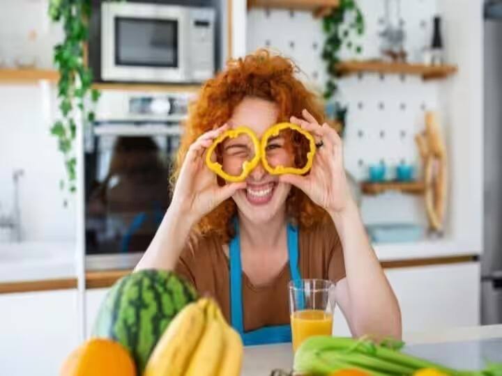 eye care tips know how to improve eyesight naturally know best diet marathi news Eye Care Tips : डोळ्यांवरचा चष्मा काढायचाय आणि दृष्टीही वाढवायचीय? तर, आजच आहारात 'या' गोष्टींचा समावेश करा