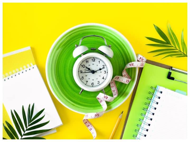 ઉપવાસ દરમિયાન ભૂખને કાબૂમાં રાખવા માટે ફાઈબરયુક્ત ફળોનું સેવન કરવું ફાયદાકારક છે. ફળોમાં જોવા મળતા ફાઇબર્સ પાચનતંત્રને સારી રાખવામાં મદદ કરે છે. ફળોના સેવનથી પેટ ભરેલું લાગે છે અને ભૂખ નિયંત્રણમાં રહે છે. ફળો પણ શરીરને હાઇડ્રેટ રાખે છે.આ ઉપરાંત ફળોમાં મળતા વિટામિન્સ, મિનરલ્સ અને એન્ટિઓક્સિડન્ટ્સ શરીર માટે ફાયદાકારક છે. તેથી ઉપવાસ દરમિયાન ફાઈબરયુક્ત ફળોનું સેવન કરવું જોઈએ.