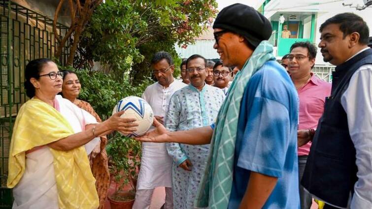 Ronaldinho meets Mamata Banerjee, gifts her Brazilian jersey Ronaldinho meets Mamata: পুজোর কলকাতায় মমতা-রোনাল্ডিনহো সাক্ষাৎ, মুখ্যমন্ত্রীকে ব্রাজিলের জার্সি উপহার