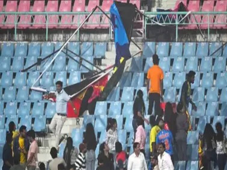 ODI World Cup: Australia vs Sri Lanka Strong Winds Caused Damage Lucknow Ekana Stadium Viral Video AUS vs SL ODI World Cup 2023 Ekana Stadium: இலங்கை - ஆஸ்திரேலிய போட்டி; மைதானத்திலே சரிந்து விழுந்த பேனர் - தப்பிய ரசிகர்கள்!