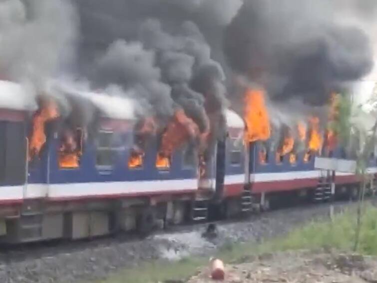 Mumbai Demu Train Five Coaches Caught Fire Between Ahmednagar Narayanpur Stations 5 Coaches Of Passenger Train Gutted In Fire In Mumbai's Ahmednagar District, No Casualties Reported