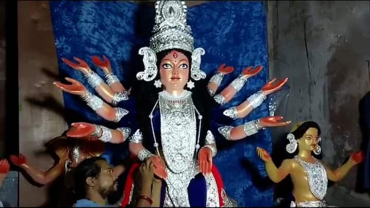 চার ছেলেমেয়ে নিয়ে ৫৫ কেজির রুপোর দুর্গা পাড়ি দিলেন ত্রিপুরায় ( Tripura Durga Puja ) । আগরতলার ছাত্রবন্ধু ক্লাবের মণ্ডপ আলো করে থাকবেন রুপোলি দুর্গা ( Silver Durga )।