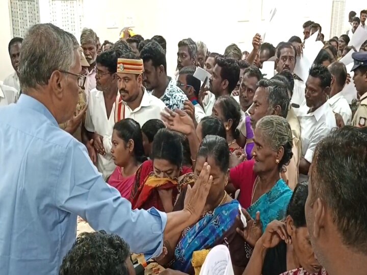 மகளிர் உரிமைத் தொகை கேட்டு  குறைதீர் கூட்டத்தில் நுழைந்த பெண்கள் - ஆட்சியர் அலுவலகத்தில் பரபரப்பு