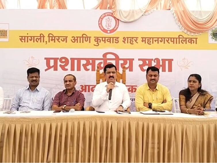 Sangli News An administrative meeting was held at Sangli Municipal Corporation waste depot the message of cleanliness was given Sangli News : सांगली महापालिकेची कचरा डेपोवर पार पडली प्रशासकीय सभा, कचऱ्यावर शास्त्रोक्त प्रक्रिया केल्याने कचरा डेपोचे रुपडेच पालटले