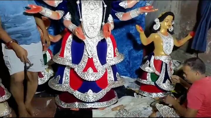 রবিবার অবশেষে বিমানে আগরতলার উদ্দেশে রওনা হল দেবী মূর্তি। ইতিমধ্যেই এই রুপোর ঠাকুর নিয়ে আগ্রহের সীমা নেই ত্রিপুরায়।             