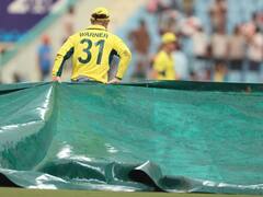 डेविड वॉर्नर ने ग्राउंड स्टाफ की मदद कर जीता दिल, बारिश में साथ मिलकर खींचे कवर्स