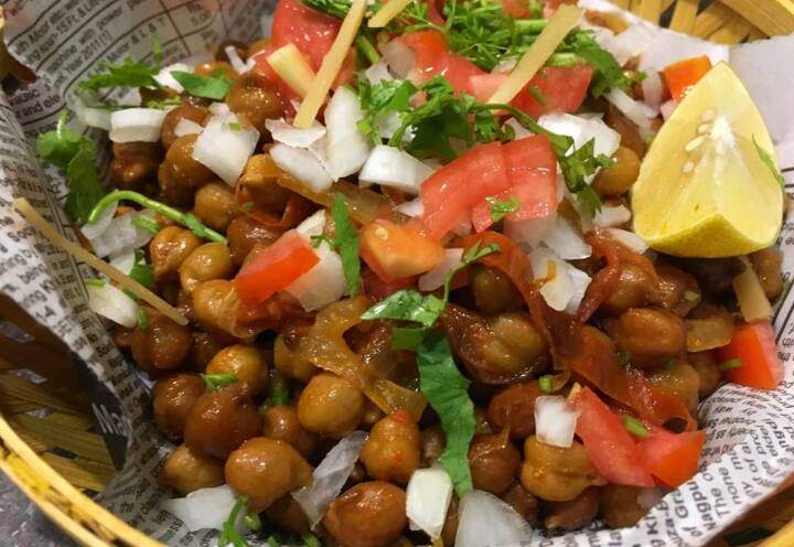 ચણામાં ફાઈબર હોય છે જે કોલેસ્ટ્રોલને નિયંત્રણમાં રાખે છે અને પાચનતંત્રને પણ સુધારે છે. ચણા એક હેલ્ધી નાસ્તો પણ છે. જો તમને ભૂખ લાગી હોય તો તમે ચણા પણ ખાઈ શકો છો.