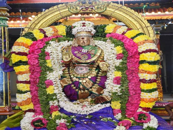 நவராத்திரி விழா முதல்நாள் அண்ணாமலையார் கோவிலில் பராசக்தி அம்மன், பார்வதி அம்மாள் அலங்காரத்தில் எழுந்தருளி காட்சி அளித்தார்.