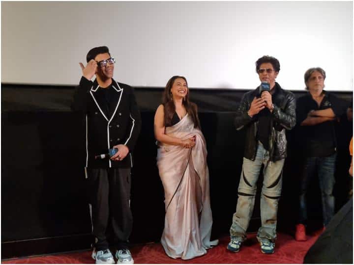 Kuch Kuch Hota Hai 25 years of the film Special Screening Shah Rukh Khan Rani Mukerji Karjan Johar Video Kuch Kuch Hota Hai: ‘कुछ कुछ होता है’ की स्पेशल स्क्रीनिंग में रानी मुखर्जी की साड़ी का पल्लू उठाए नजर आए SRK, फिल्म के 25 साल पूरे होने का मनाया जश्न