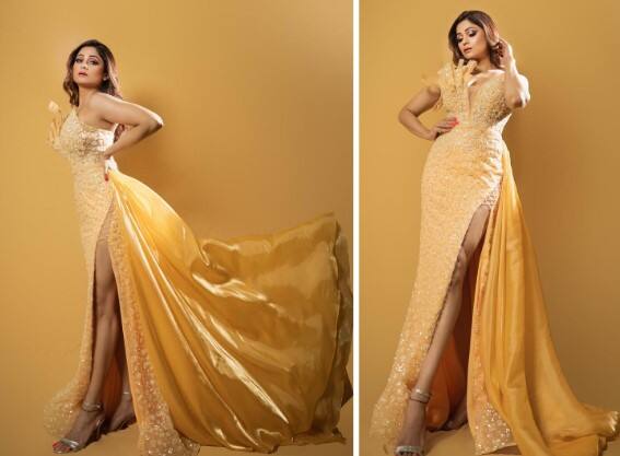 બોલીવૂડ એક્ટ્રેસ શમિતા શેટ્ટી ફરી એક વખત નવા લૂકમાં જોવા મળી છે. એક્ટ્રેસ બોડીકોન ડ્રેસમાં ખૂબ જ શાનદાર પોઝ આપતી જોવા મળે છે.