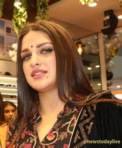 ਹਿਮਾਂਸ਼ੀ ਖੁਰਾਣਾ ਪੰਜਾਬੀ ਇੰਡਸਟਰੀ ਦੀ ਮਾਡਲ ਰਹੀ ਹੈ। ਉਹ ਬਿੱਗ ਬੌਸ 13 ਤੋਂ ਬਾਅਦ ਪੂਰੇ ਦੇਸ਼ 'ਚ ਪ੍ਰਸਿੱਧ ਹੋਈ ਸੀ। ਹਾਲ ਹੀ 'ਚ ਹਿਮਾਂਸ਼ੀ ਖੁਰਾਣਾ ਕਾਫੀ ਜ਼ਿਆਦਾ ਸੁਰਖੀਆਂ 'ਚ ਰਹੀ ਸੀ। ਦਰਅਸਲ, ਉਹ ਅਨਮੋਲ ਕਵਾਤਰਾ ਦੇ ਸ਼ੋਅ 'ਚ ਸ਼ਾਮਲ ਹੋਈ ਸੀ, ਜਿੱਥੇ ਉਸ ਨੇ ਆਪਣੇ ਨਾਲ ਹੋਏ ਧੱਕੇ ਬਾਰੇ ਖੁੱਲ੍ਹ ਕੇ ਗੱਲ ਕੀਤੀ ਸੀ।