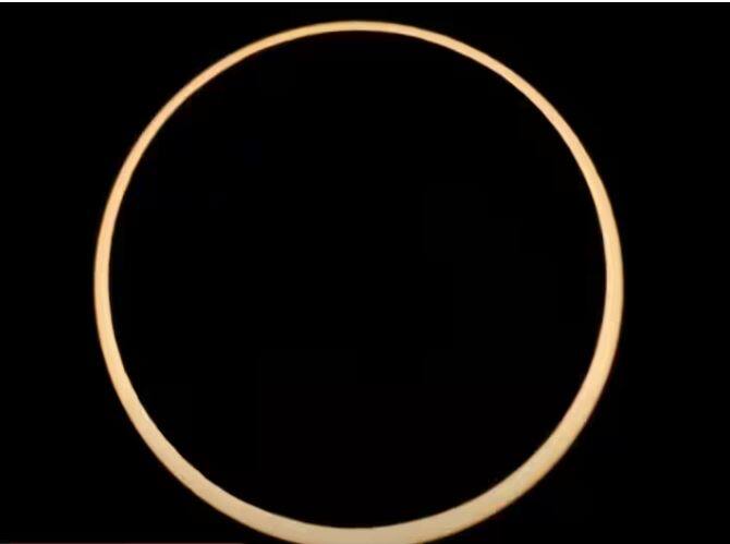 ਤੁਹਾਨੂੰ ਦੱਸ ਦੇਈਏ ਕਿ ਸੂਰਜ ਗ੍ਰਹਿਣ ਦੌਰਾਨ ਸੂਰਜ, ਚੰਦਰਮਾ ਅਤੇ ਧਰਤੀ ਇੱਕ ਲਾਈਨ ਵਿੱਚ ਹੋ ਜਾਂਦੇ ਹਨ। ਚੰਦਰਮਾ ਸੂਰਜ ਦੇ ਮੱਧ ਨੂੰ ਕਵਰ ਕਰਦਾ ਹੈ।