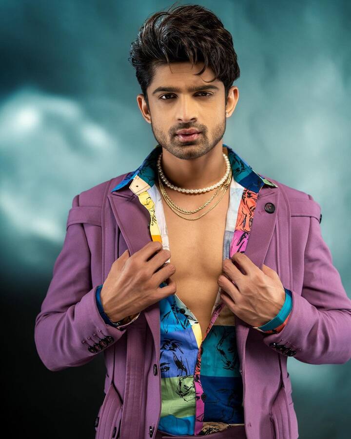 अभिषेक कुमार हा ‘उडारियां’ मालिकेतील अभिनेत्री ईशा मालवीयला काही काळ डेट करत होता.मात्र, त्या दोघांचे ब्रेकअप झाले.