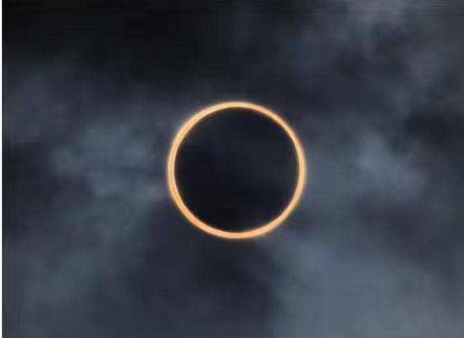 Solar Eclipse Photos: ਸਾਲ ਦਾ ਆਖਰੀ ਸੂਰਜ ਗ੍ਰਹਿਣ ਸ਼ਨੀਵਾਰ ਰਾਤ ਨੂੰ ਦੇਖਿਆ ਗਿਆ। ਜਦੋਂ ਭਾਰਤ ਵਿੱਚ ਰਾਤ ਪੈ ਰਹੀ ਸੀ ਤਾਂ ਦੂਜੇ ਦੇਸ਼ਾਂ ਦੇ ਲੋਕ ਇਹ ਨਜ਼ਾਰਾ ਦੇਖਦੇ ਸਨ। ਤਾਂ ਆਓ ਦੇਖੀਏ ਕਿ ਸੂਰਜ ਕਿਵੇਂ ਦਿਖਾਈ ਦੇ ਰਿਹਾ ਸੀ।