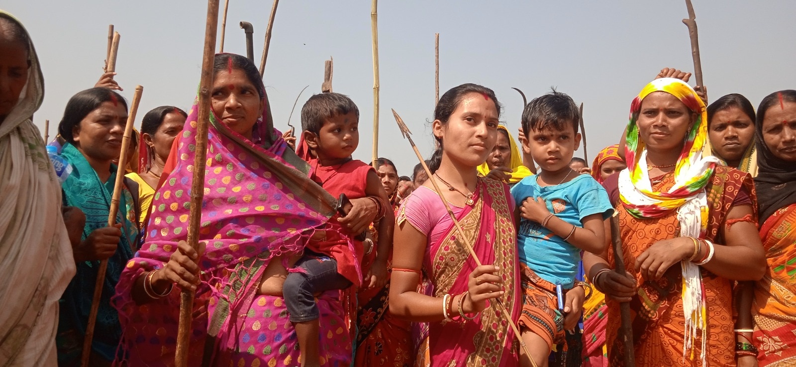 Jharkhand: हाथों में हथियार लेकर वन विभाग का काम रोकने पहुंचे ग्रामीण, जेसीबी मशीन किए गए जब्त