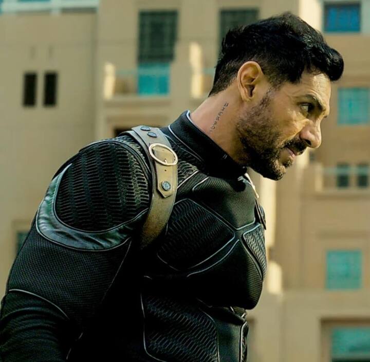 इस साल की शुरुआत में आई शाहरुख खान की ब्लॉक्बस्टर फिल्म 'पठान' में जॉन अब्राहम खतरनाक किरदार में नजर आए थे. फिल्म में देश के गद्दार का रोल अदा कर उन्होंने धूम मचा दी थी.