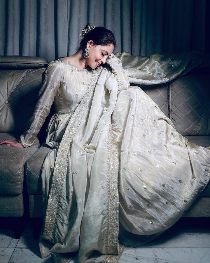 दररोज ती तिचे वेगवगळे लुक्स शेअर करतेय.