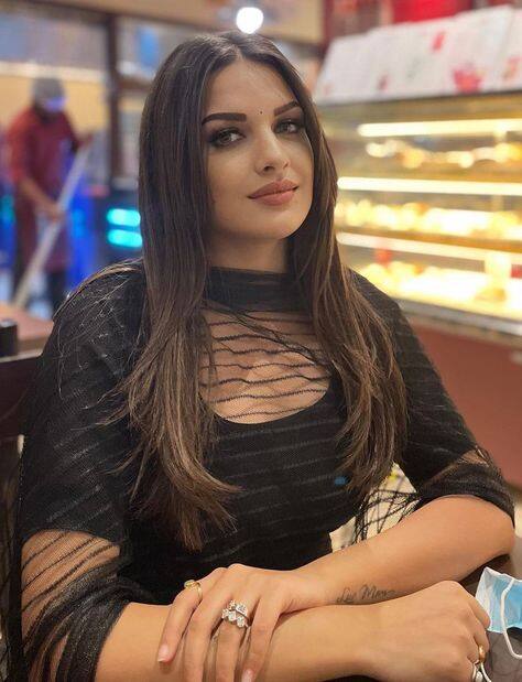 ਇਸ ਤੋਂ ਬਾਅਦ ਜਦੋਂ ਹਿਮਾਂਸ਼ੀ ਖੁਰਾਣਾ ਵਾਪਸ ਬਿੱਗ ਬੌਸ ਦੇ ਘਰ 'ਚ ਗਈ ਤਾਂ ਭਾਈਜਾਨ ਨੇ ਉਸ ਨੂੰ ਘੇਰ ਲਿਆ ਅਤੇ ਉਸ ਨੂੰ ਖੂਬ ਖਰੀਆਂ ਖਰੀਆਂ ਸੁਣਾਈਆਂ। ਪਰ ਸਲਮਾਨ ਖਾਨ ਨੇ ਵੀ ਬੜੀ ਚਲਾਕੀ ਵਰਤਦੇ ਹੋਏ ਦੂਜਿਆਂ ਦੇ ਮੋਢੇ 'ਤੇ ਬੰਦੂਕ ਰੱਖ ਕੇ ਹਿਮਾਂਸ਼ੀ 'ਤੇ ਨਿਸ਼ਾਨਾ ਲਾਇਆ ਸੀ।