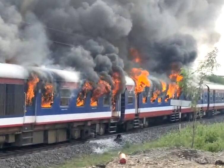 ahmednagar asthi railway fire news heavy damage efforts are on to control the fire update Breaking News : अहमदनगरमध्ये आष्टी रेल्वेला भीषण आग, प्रवाशांना बाहेर काढल्याने जीवितहानी नाही