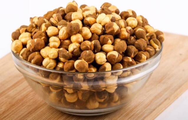 ઘણા લોકો ચણા ગોળ અને દૂધ પીવે છે. આનાથી માત્ર વજન જ નથી વધતું પણ માંસપેશીઓ પણ સુધરે છે અને હાડકાં મજબૂત થાય છે.