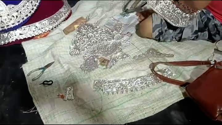 এর আগে, ২০১৬ সালে সোনা ও হীরে দিয়ে সোনার প্রতিমা গড়ে সকলের নজর কেড়ে নিয়েছিল এই ক্লাব। সে-বছর  দেবী প্রতিমা যেমন সকলের চোখ টেনেছিল, তেমনই দক্ষিণ ভারত লক্ষ্মীনারায়ণ স্বর্ণ মন্দিরের আদলে তৈরি করা হয়েছিল মণ্ডপ।