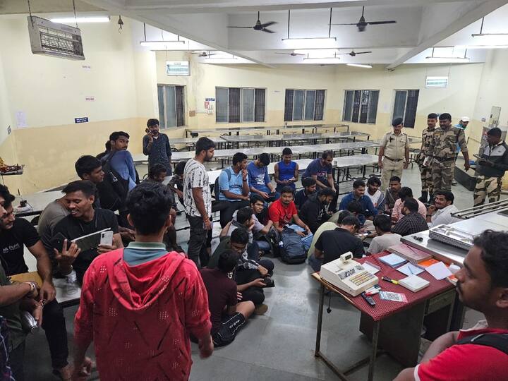 पुण्यातील सावित्रीबाई फुले पुणे विद्यापीठात एक धक्कादायक प्रकार घडला आहे.