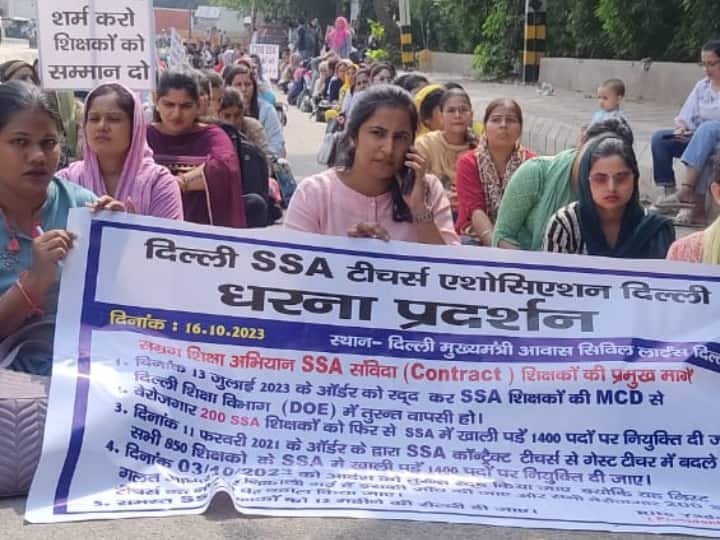 1300 SSA teachers sat on strike in front of Arvind Kejriwal residence, made serious allegations demanded justice  SSA Teachers Protest: सीएम आवास के सामने धरने पर बैठे 1300 SSA शिक्षक, शिक्षा विभाग पर लगाए गंभीर आरोप, सरकार से की न्याय की मांग 