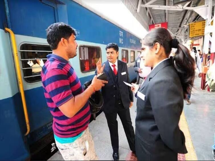 Mumbai local train news  Central Railway Mumbai Dvision TTE Sunil Nainani Collect 1 crore from Without ticket passenger in six month Mumbai Local Train : वाह रे पठ्ठ्या...मुंबईतील 'या' टीसीने सहा महिन्यात वसूल केला एक कोटींचा दंड