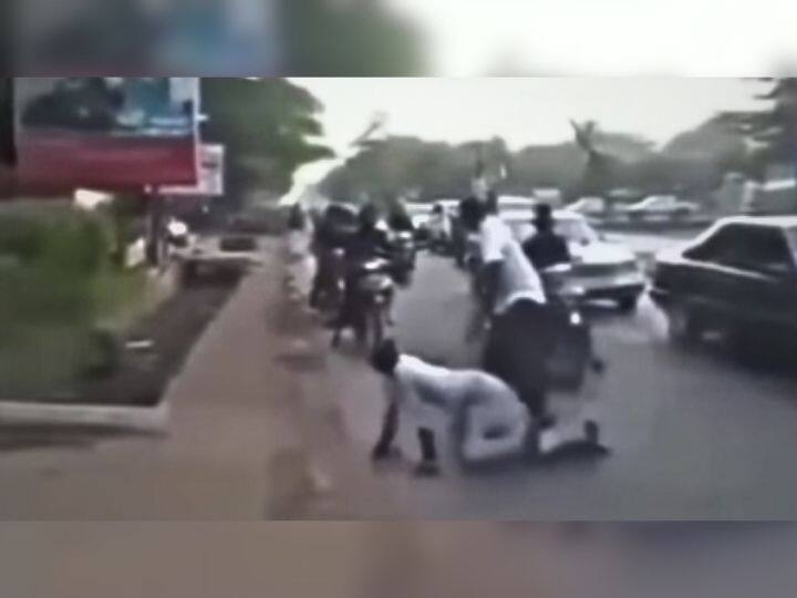 Man Waiting To Cross Road But Vehicles Did Not Stop Use Ninja Technique Viral Video सड़क पार करने के लिए काफी देर से खड़ा था शख्स, मगर नहीं रुकी गाड़ियां, परेशान होकर कर डाली ये अजीबोगरीब हरकत, देखें VIDEO